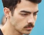 Joe Jonas con Bigote y en Solitario