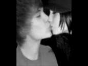 Beso entre Justin y Selena