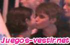 Beso entre Justin y Selena